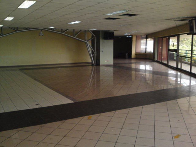 LOCALES COMERCIALES EN EL MALL SAN PEDRO Y OULET MALL