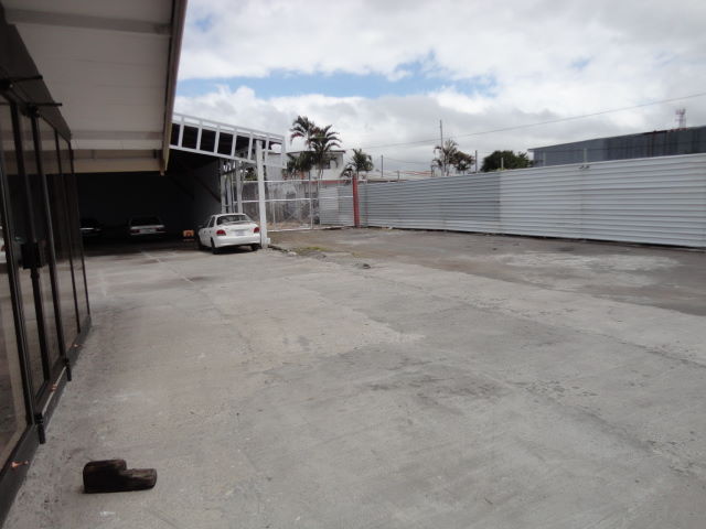 Oficinas bodegas y patio de venta en tibas