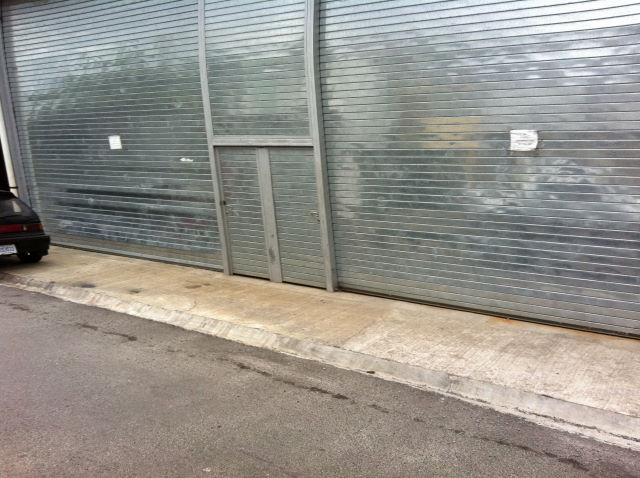 Bodegas sobre calle p�blica en San Jose, por caribe�os