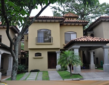Preciosa casa en Lindora en condominio