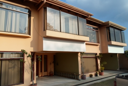 Preciosa casa en condominio por fidelita Lourdes
